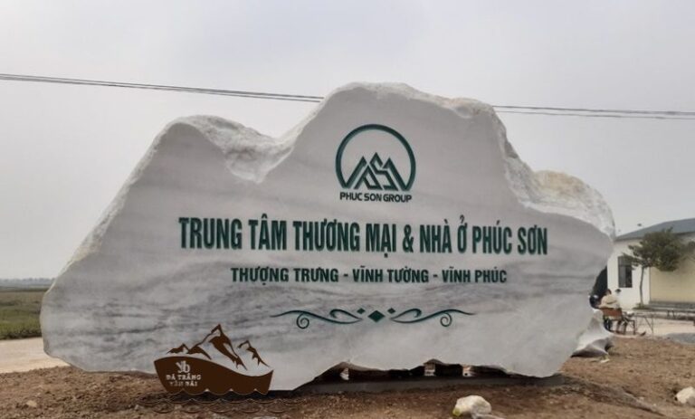 Biển tên đá trắng tại Hạ Long