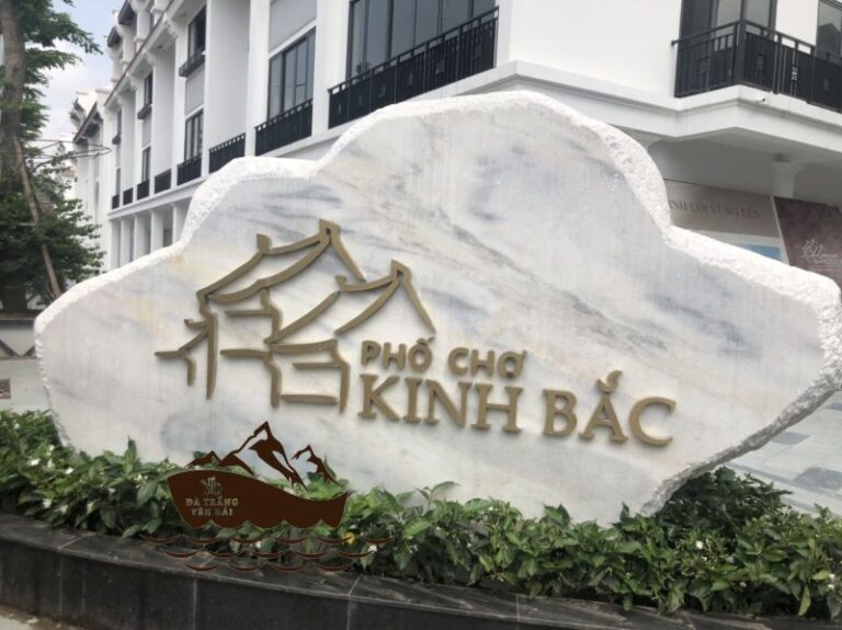 Biển tên đá trắng tại Hà Nội