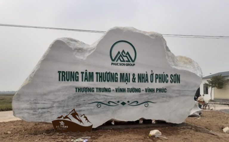 Biển tên đá trắng tại Thái Bình
