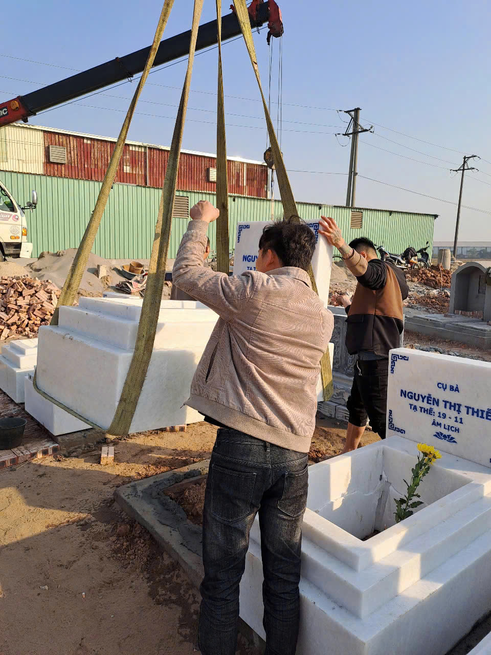 Công trình mộ đá trắng tại Văn Giang , Hưng Yên