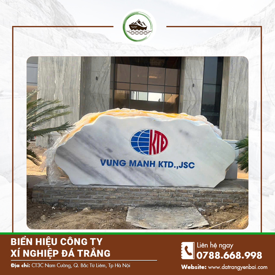 Biển hiệu đá trắng đặt trước xí nghiệp, kết hợp logo và tên công ty khắc laser.