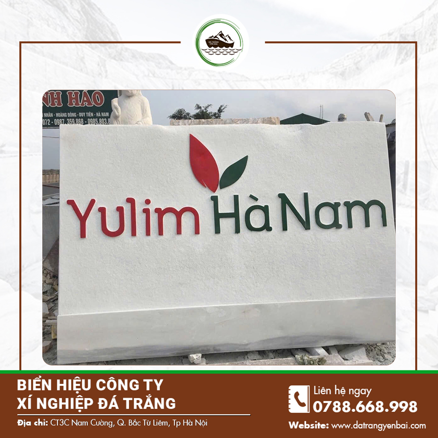 Tấm biển đá trắng hình chữ nhật lớn, nội dung rõ nét.