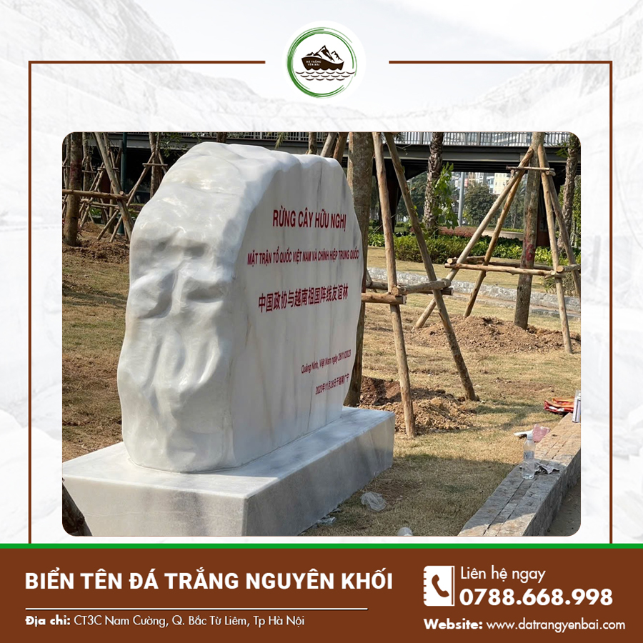 Tấm biển đá trắng nguyên khối hình vuông, viền bo tròn tinh tế Tấm biển đá trắng nguyên khối hình vuông, viền bo tròn tinh tế