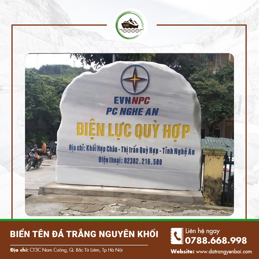 Biển tên đá trắng nguyên khối đặt trên bệ đá thấp, mặt chữ khắc nổi sắc nét. Biển tên đá trắng nguyên khối đặt trên bệ đá thấp, mặt chữ khắc nổi sắc nét.
