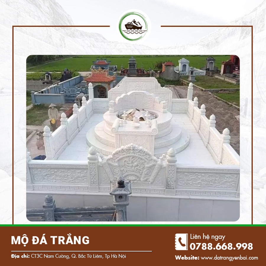 Mộ đá trắng đơn giản, sáng bóng dưới ánh nắng chiều