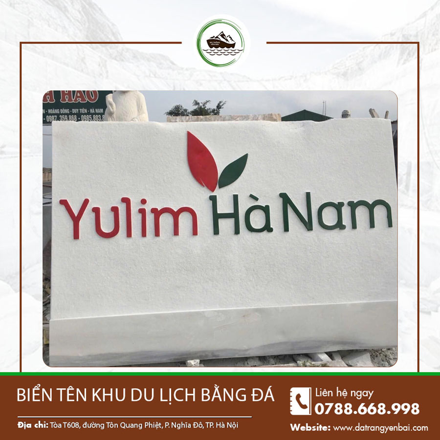 Biển tên khu du lịch bằng đá mang lại vẻ đẹp mộc mạc, gần gũi