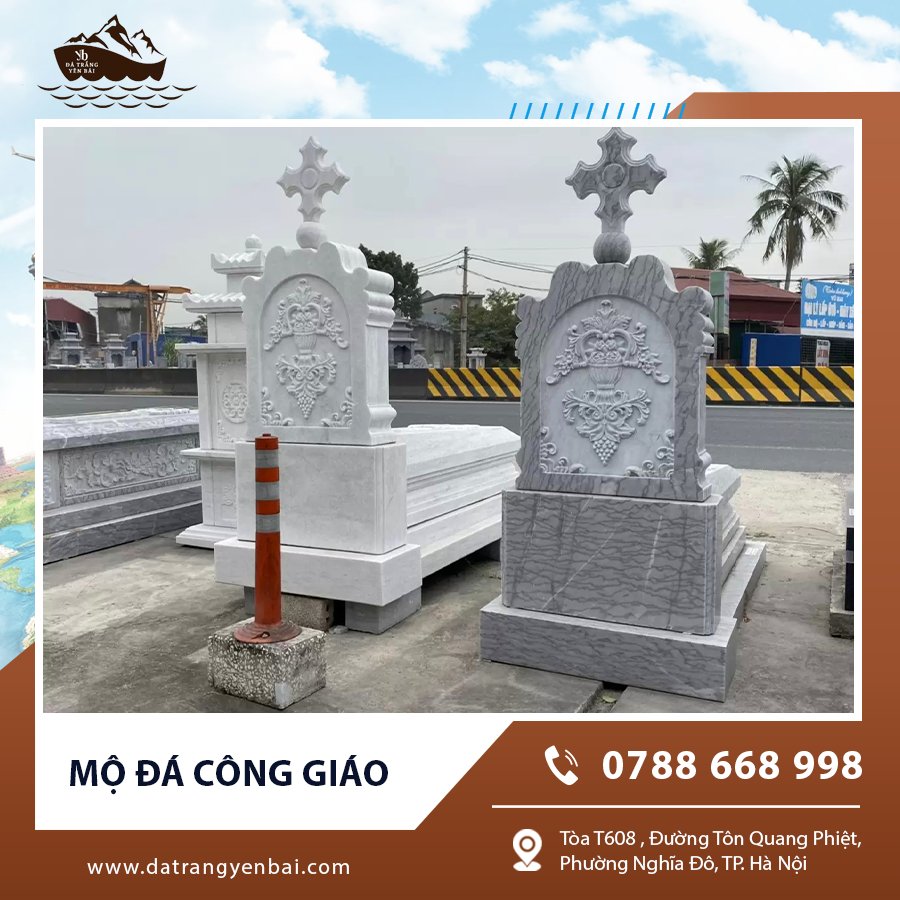 Mộ đá công giáo chạm khắc tinh tế, mang đậm phong cách kiến trúc tôn giáo đặc trưng.