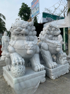 Linh vật bằng đá nguyên khối