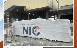 Biển tên đá trắng nguyên khối cho nhà máy là gì? Có đắt không? Địa chỉ chế tác uy tín?