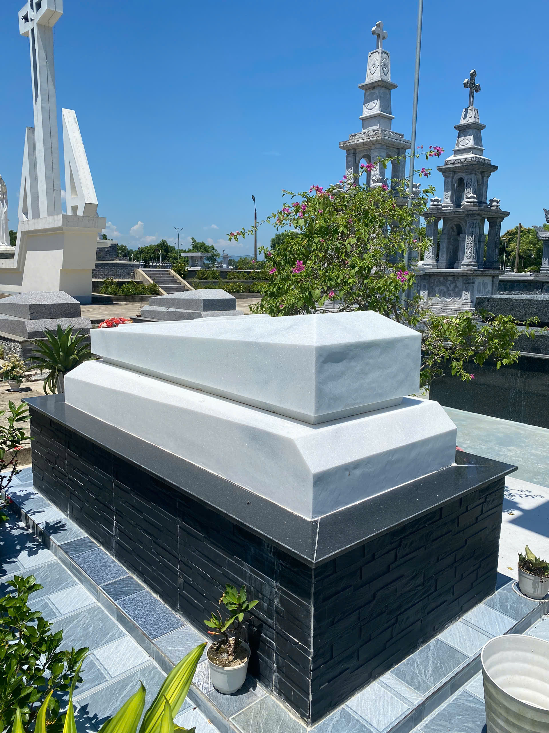 Mộ đá trắng chế tác theo yêu cầu