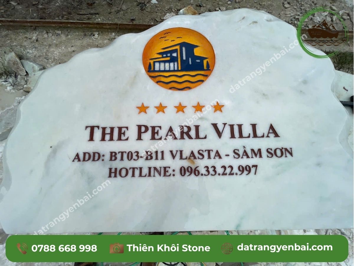 Thợ khắc chữ và sơn màu logo trên biển tên đá trắng nguyên khối The Pearl Villa