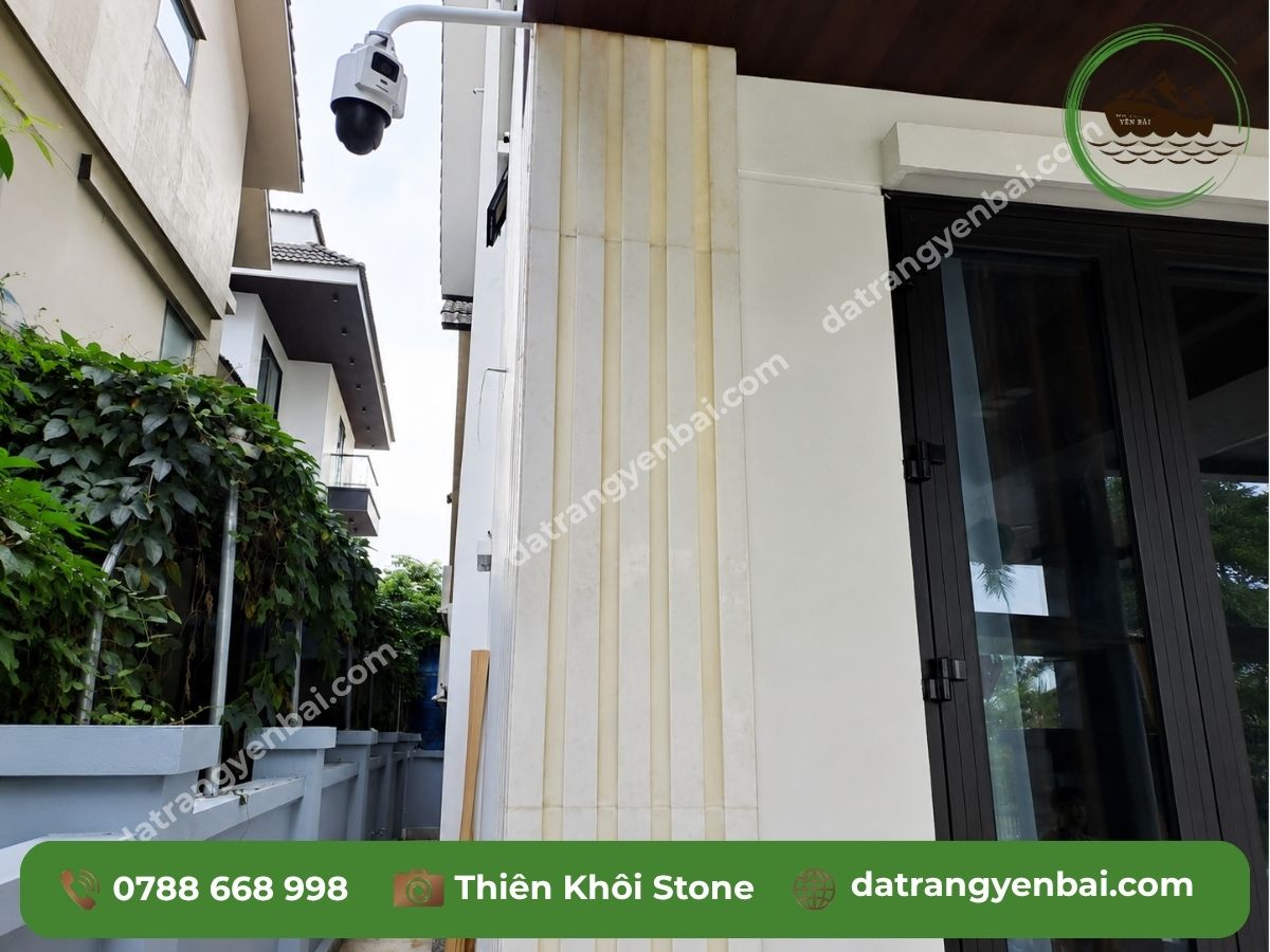 Rãnh LED trên trụ cột đá marble trắng Yên Bái biệt thự Sunny Garden