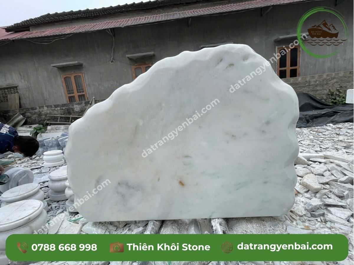 Vân đá xanh đen tự nhiên trên biển tên đá trắng nguyên khối The Pearl Villa