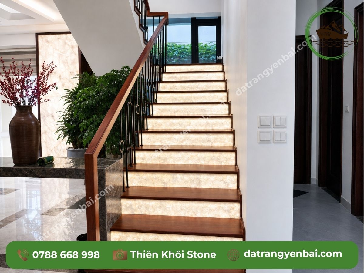 Biệt thự Sunny Garden ban đêm với đèn LED xuyên sáng qua đá marble trắng Yên Bái trên trụ cột và cầu thang