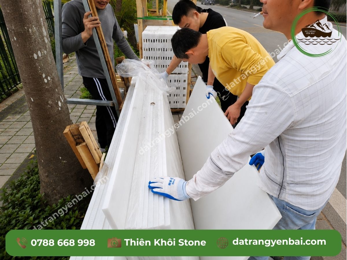 Bề mặt đá marble trắng Yên Bái đánh bóng cận cảnh vân đá mịn màng biệt thự Sunny Garden
