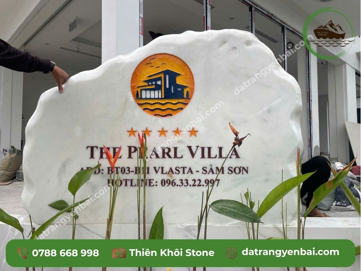 Biển tên đá trắng nguyên khối The Pearl Villa Sầm Sơn vân xanh đen toàn cảnh