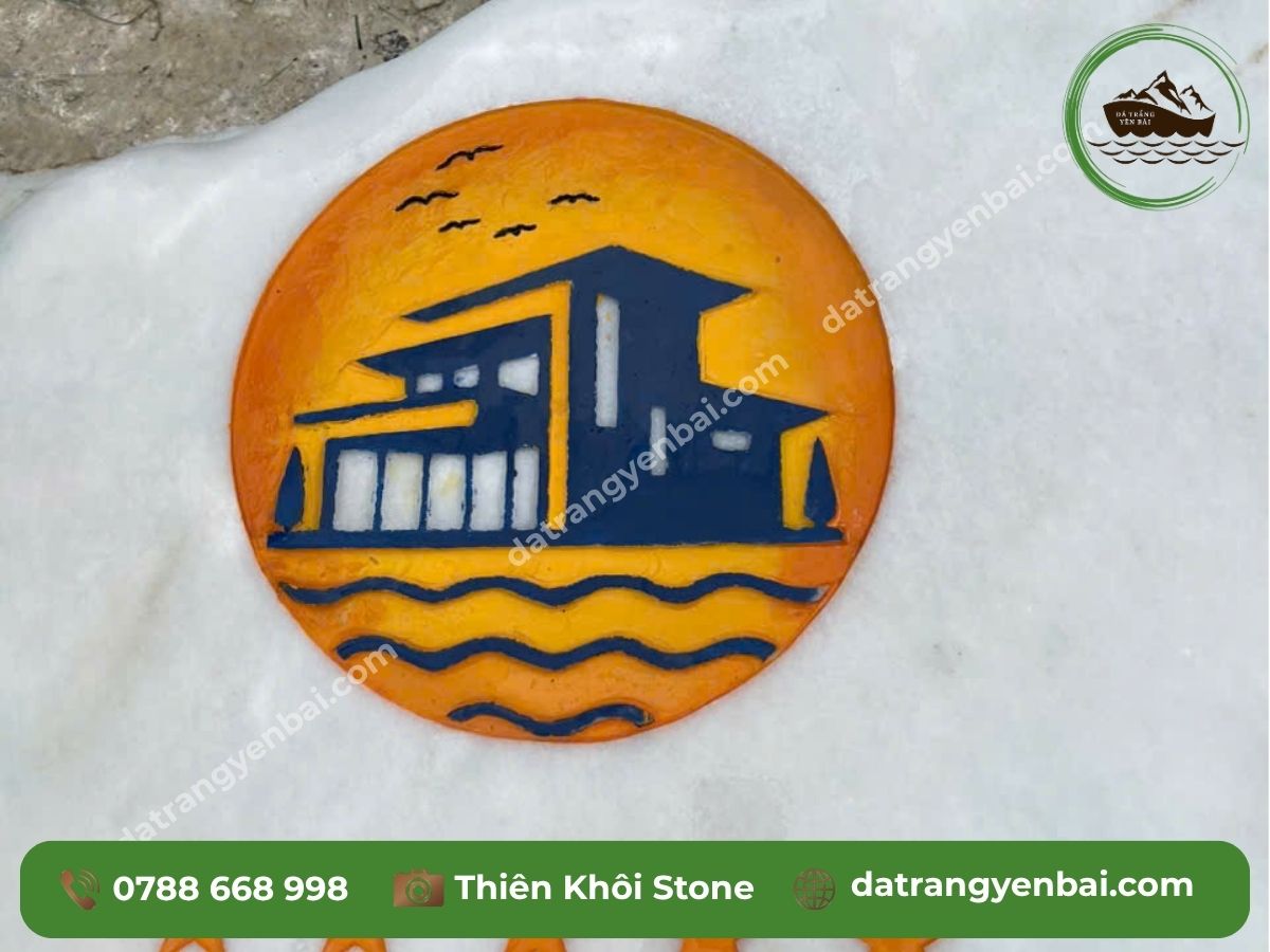 Góc đẹp nhất biển tên đá trắng nguyên khối The Pearl Villa với logo và chữ khắc nổi bật