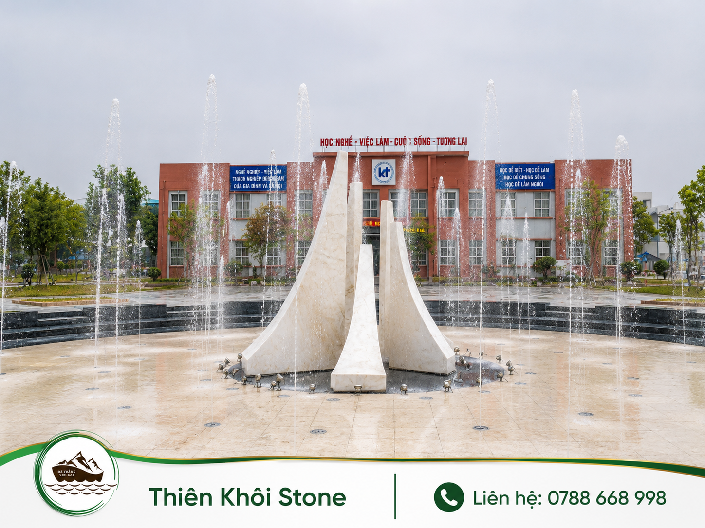 5 khối đá trắng nguyên khối hình 5 ngón tay tại quảng trường Trường Cao Đẳng Nghề Việt Hàn Bắc Ninh