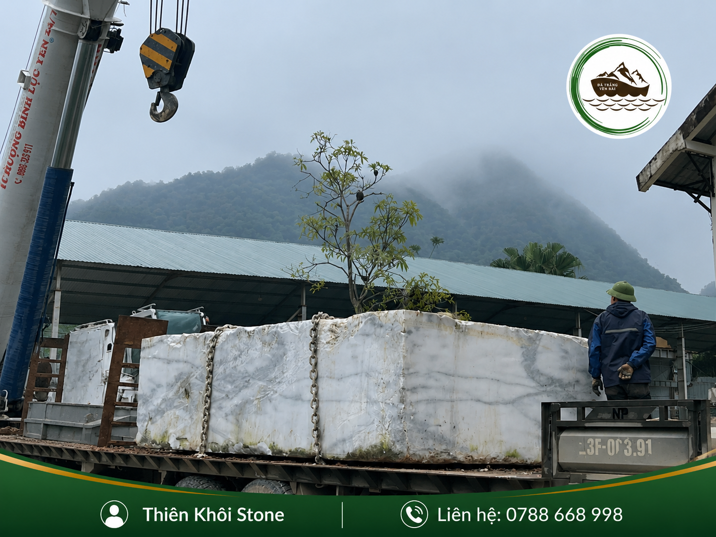 Phôi đá trắng vân xanh đen 8 tấn được cẩu lên xe tải tại mỏ Lục Yên Yên Bái