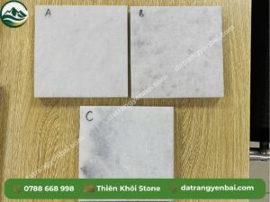 Ba mẫu đá trắng Yên Bái đánh dấu A, B, C xếp cạnh nhau để so sánh mức độ vân — cơ sở phân loại ba mức giá