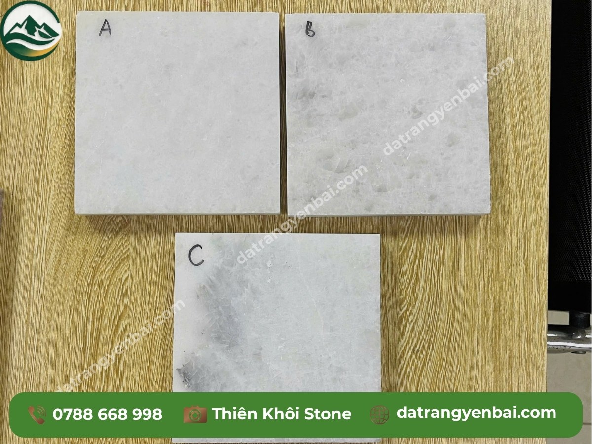 Ba mẫu đá trắng Yên Bái đánh dấu A, B, C xếp cạnh nhau để so sánh mức độ vân — cơ sở phân loại ba mức giá